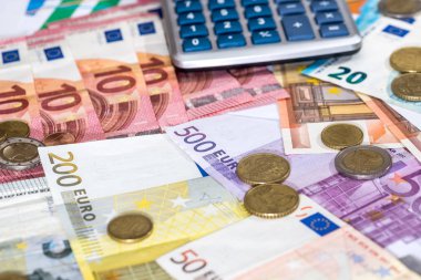 hesap makinesi ve euro para Euro Bono üzerinde yalan.