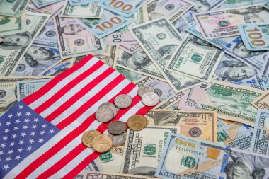 bize para ve Doları ile ABD bayrağı.