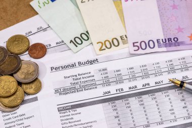 Aile bütçesi - belge ücreti, Euro para, kalem ve hesap makinesi.