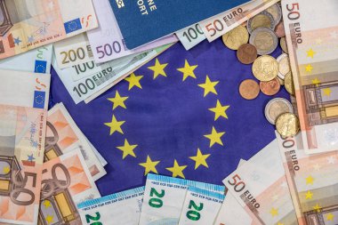 Euro faturaları madeni para, pasaport bayrak yukarıda ile