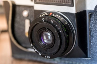 Ahşap arka plan üzerinde eski fotoğraf makinesi. yakın çekim.