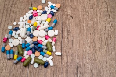 Ahşap arka plan üzerinde farklı hapları. yakın çekim.