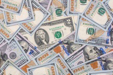 Arka plan için $100 dolar faturaları yığını.