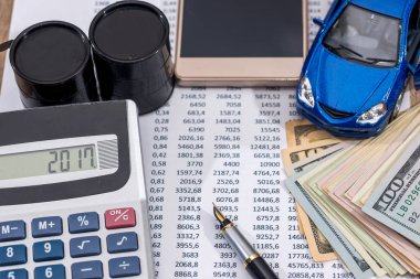 yıllık bütçe petrol, oyuncak araba, para ve hesap makinesi. mali kavramı.