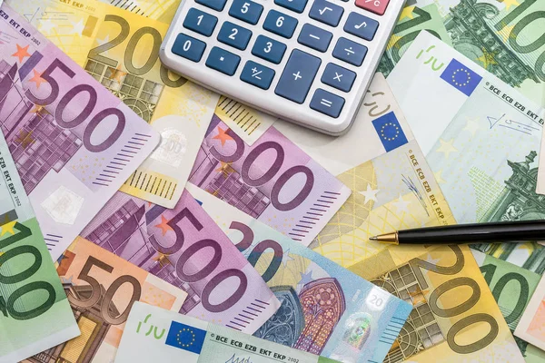 Pen Kalkylator Och Eurosedlar Närbild — Stockfoto