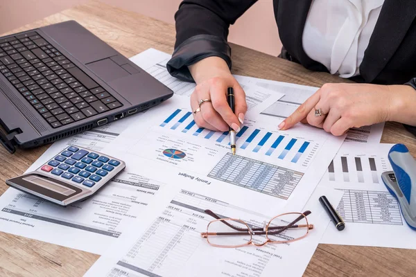 Business Woman Working Laptop Business Graph Office — Stock Photo, Image