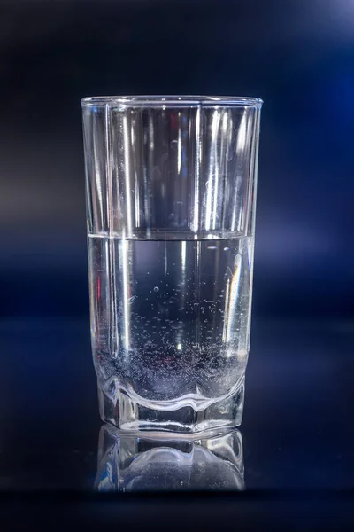 Glas Wasser Isoliert Auf Schwarzem Hintergrund — Stockfoto