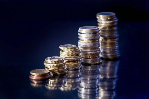 Евро Монета Качестве Бизнес Графика Изолированы Черном Синем Фоне — стоковое фото