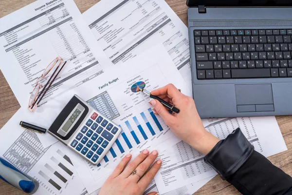 Cuenta Mujer Negocios Presupuesto Anual Con Portátil Pluma Gráfico — Foto de Stock