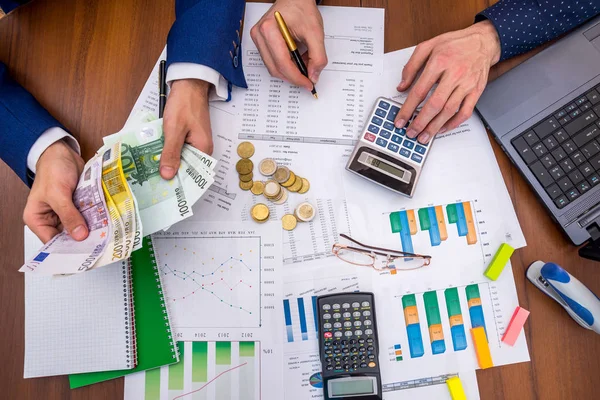 The team analyzes the business expenses of the annual budget, counting euros.