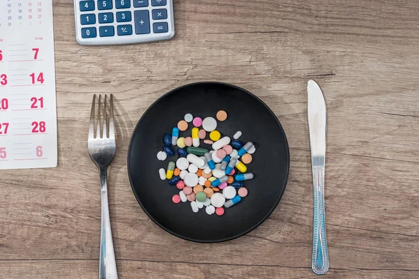 Pilules Colorées Sur Plaque Sur Médicament Calendrier — Photo