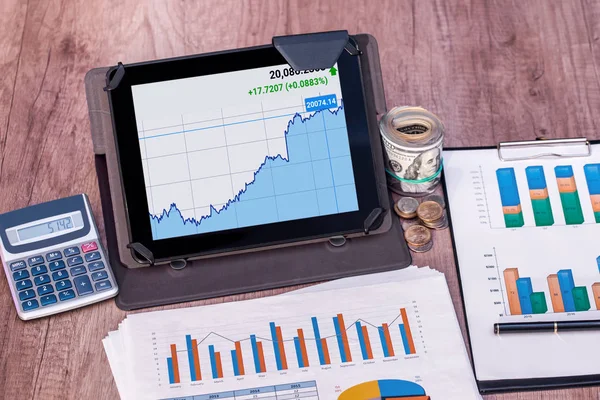 Gráficos Financeiros Tablet Com Calculadora Dólares Tabela — Fotografia de Stock