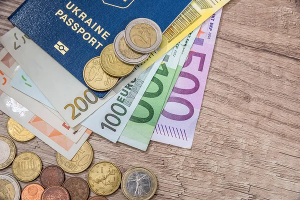 Passaporto Ucraino Con Monete Euro Banconote Tavolo Legno — Foto Stock
