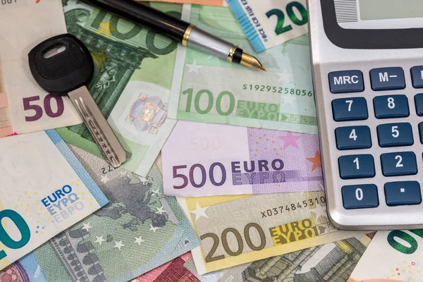 Euro faturaları evin anahtarı olarak iş kavramı ile.