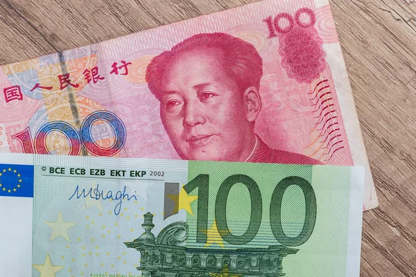 100 Euro Und 100 Yuan Scheine Auf Dem Schreibtisch — Stockfoto