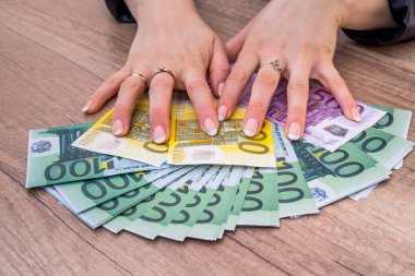 100 200 500 euro Bono tutan kadın. para kavramı.
