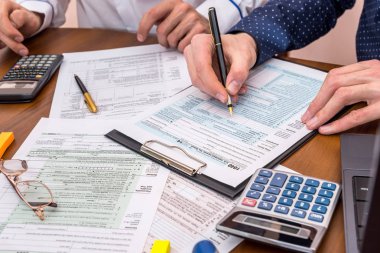 iki adam gelir vergisi formu hesaplar. vergi formu kavramı.