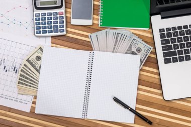 dolar, kalem üstünde okul sırası ile bloknote açın