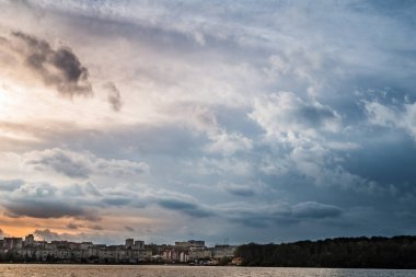 Gökyüzü bulutlu. yaz günbatımı