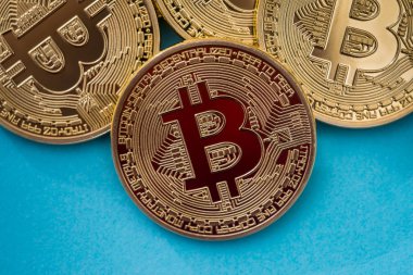 Mavi izole yeni sanal para - altın bitcoin