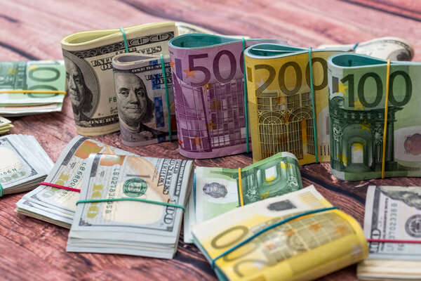 Доллар и евро банкноты для фона в качестве бизнес-концепции
.