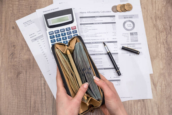 бизнесмен считает деньги выше бумажной работы. финансовая концепция
.