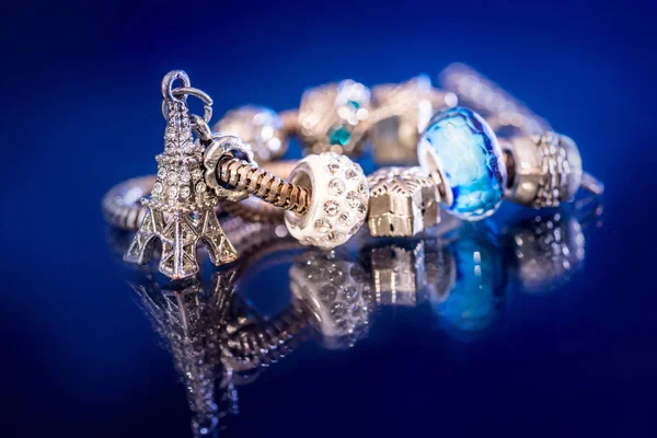 Bracciale Mix Pietre Preziose Perline Isolate Blu Scuro — Foto Stock