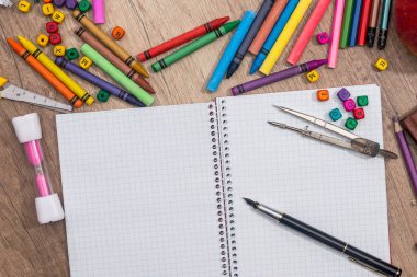 ahşap arka plan üzerinde birçok farklı okul malzemeleri