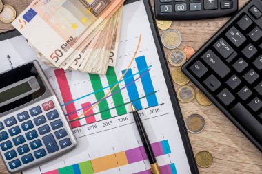 Finans concecpt - para, grafik, madeni para, banknot, klavye, kalem ve hesap makinesi