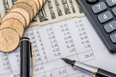 İşle ilgili belgeleri, kalem ve hesap makinesi arka plan olarak para.