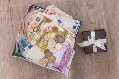 Euro banknot ile araba anahtar kutusunun üstünde okul sırası içinde