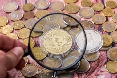 Büyüteç yeni sanal para bitcoin ve litecoin bakarak adam