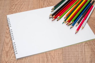 Boş beyaz sayfaya renkli kalemler