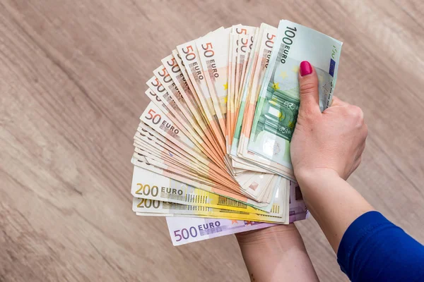 Vrouw Bedrijf Geld 100 200 500 Bankbiljetten — Stockfoto