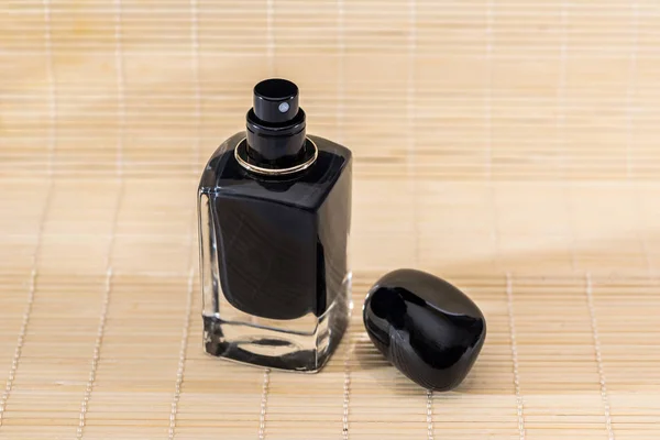 Czarne Kobiety Perfumy Podłoże Drewniane Bliska — Zdjęcie stockowe