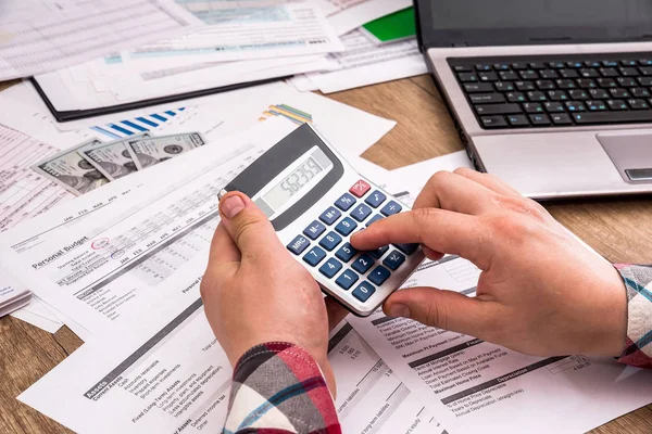 Empresário Fazendo Relatório Calculando Verificando Equilíbrio — Fotografia de Stock