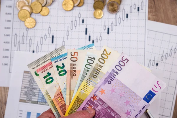 グラフを用紙の背景にユーロ通貨 — ストック写真