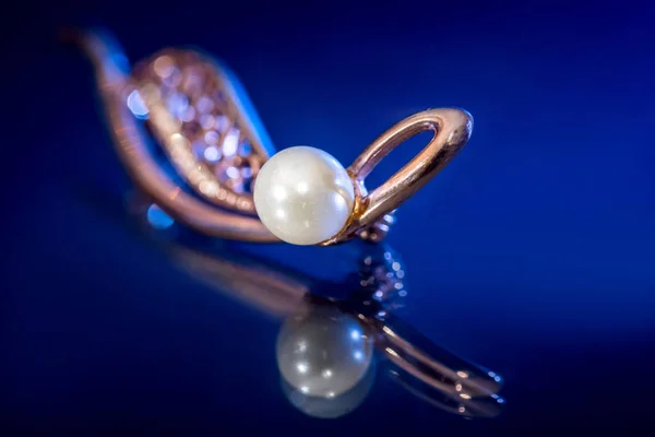 Biżuteria Dla Kobiet Piękna Złota Broszka Perłą Odbicie Niebieskim Tle — Zdjęcie stockowe