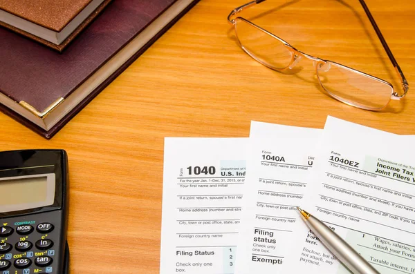 Formulario Declaración Impuestos Individual 1040 Para 2016 Año Con Gafas — Foto de Stock