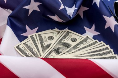 Yüz dolar faturaları üzerinde Amerikan bayrağı bulunur .