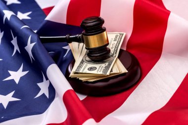 Adalet Amerikan bayrağı ve para birimi.