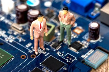 minyatür insanlar anakart üzerinde