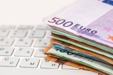 Euro bilsl beyaz klavye laptop, yakın çekim