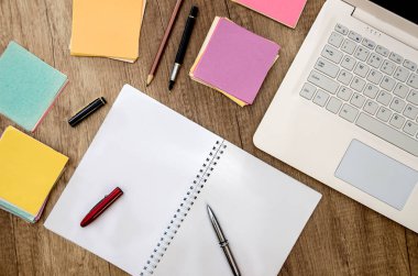 dizüstü bilgisayar, dizüstü bilgisayar ve ahşap bir masa çıkartmaları