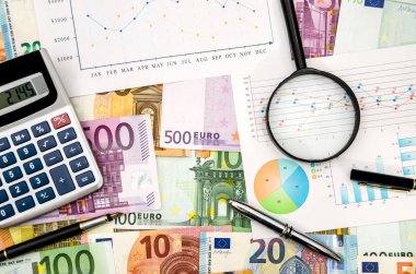 hesap makinesi kalem ve grafik euro arka plan üzerinde