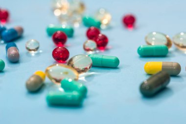 Tıp hapları üzerinde mavi arka plan izole