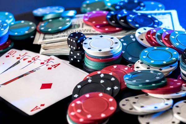 Siyah Arka Plan Ile Poker Fişleri Kartlar Dolar Kemikler — Stok fotoğraf