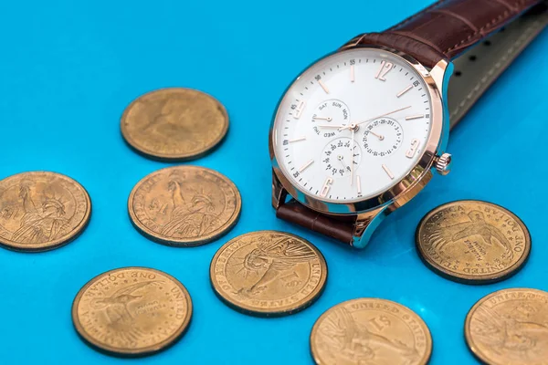 Orologio Uomo Con Moneta Usa Blu — Foto Stock