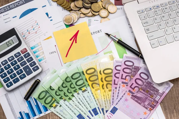 Euro Dinheiro Com Lapto Gráfico Negócios Mesa — Fotografia de Stock