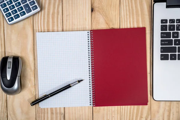 Schreibtisch Mit Laptop Notizblock Stift Und Taschenrechner — Stockfoto